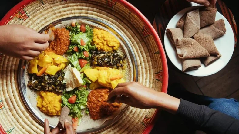 Cara Menyantap Injera Etiopia Dengan Aneka Hidangan Tradisional